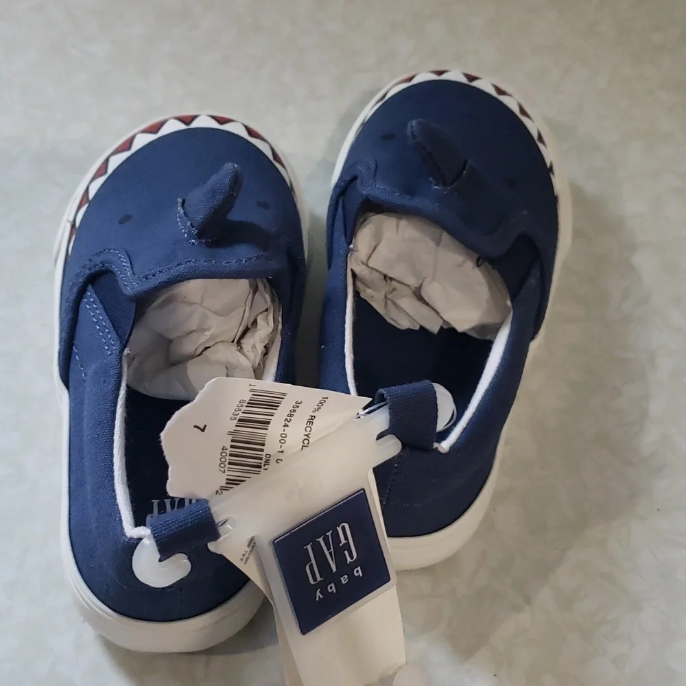 NWT Baby Gap Shark Shoes‎ size 7
